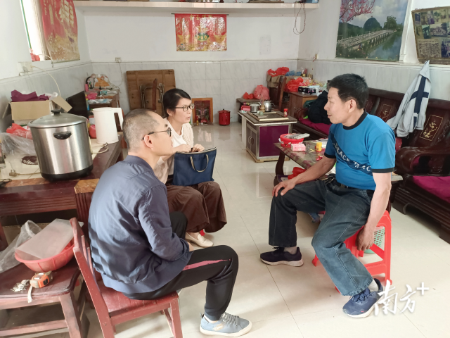 綜治中心工作人員進(jìn)村入戶了解民情。受訪者供圖