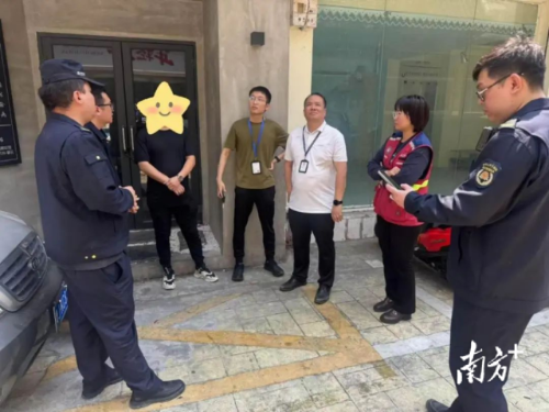 白沙街道組織有關(guān)部門到現(xiàn)場處置油煙擾民問題。 受訪者 供圖 白沙街道組織有關(guān)部門到現(xiàn)場處置油煙擾民問題。 受訪者 供圖
