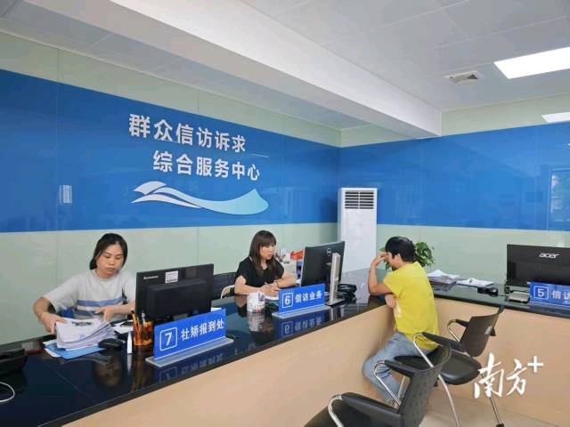 群眾來神灣鎮綜治中心辦事。